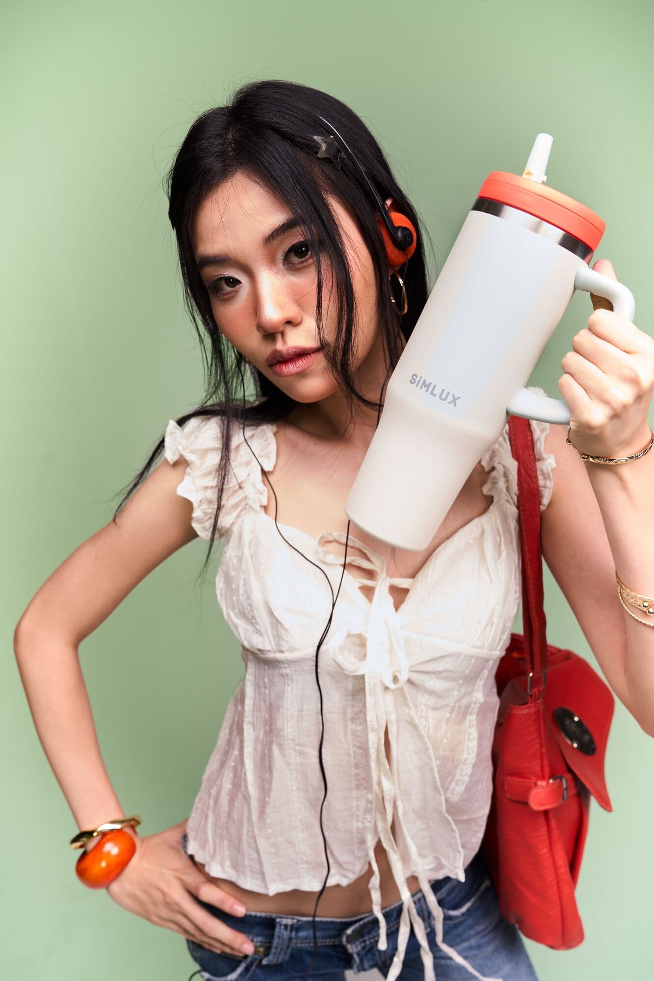 Close portrait with a Cream 40oz tumbler